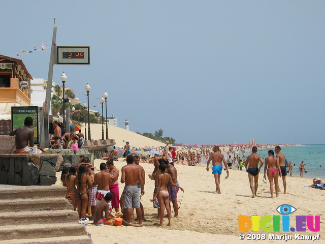 27946 Busy beach Morro Jable 34 degrees celcius